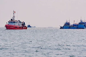 Cứu vớt kịp thời bốn thuyền viên trôi dạt trên biển tại Cà Mau