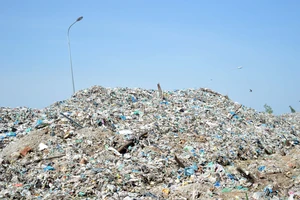 Nhà máy xử lý rác TP Cà Mau dừng hoạt động khiến rác tồn đọng gây ô nhiễm