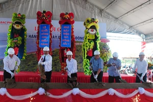 Các đại biểu thực hiện nghi thức Lễ khởi công khu điều hành nhà máy điện gió Đông Hải 1