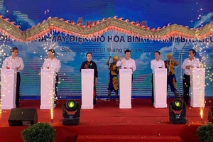 Phó Thủ tướng Chính phủ Trịnh Đình Dũng tham gia nghi thức khởi công Nhà máy Điện gió Hòa Bình 1
