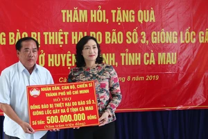 Lãnh đạo TPHCM tặng quà người dân U Minh bị thiệt hại do bão số 3 gây ra
