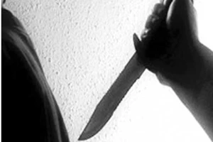 Chồng đâm vợ trên 10 nhát dao rồi tự sát 