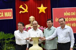 Thủ tướng Nguyễn Xuân Phúc tặng qùa cho lãnh đạo tỉnh Cà Mau sau buổi làm việc