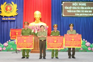 Thứ trưởng Nguyễn Văn Sơn trao Cờ thi đua của Bộ Công an tặng các đơn vị cơ sở thuộc Công an tỉnh Cà Mau