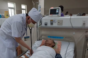Bác sĩ Bệnh viện Đa khoa Cà Mau cấp cứu thành công cụ ông T.T.X. bị ngưng tim