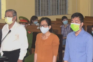 Nguyên Giám đốc Sở Y tế Cà Mau Huỳnh Quốc Việt (bìa trái) và các bị cáo tại phiên tòa