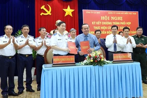 Ký kết chương trình phối hợp thực hiện công tác dân vận giữa Cà Mau và Cảnh sát biển Việt Nam