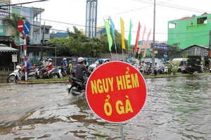 Khu vực ngã tư Nguyễn Trãi - Phan Ngọc Hiển bị ngập sâu và xuất hiện nhiều ổ gà