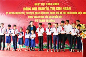 Chủ tịch Quốc hội Nguyễn Thị Kim Ngân thăm và tặng quà cho học sinh ở Cà Mau