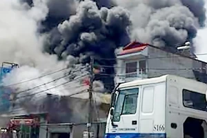 Cháy cửa hàng điện máy và điện thoại di động ở Cà Mau