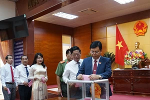 Bí thư Tỉnh ủy Cà Mau đảm nhận thêm chức Chủ tịch HĐND tỉnh 