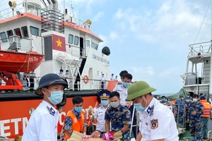 Bộ Tư lệnh Vùng Cảnh sát biển 4 điều tàu đưa ngư dân vào TP Phú Quốc cấp cứu