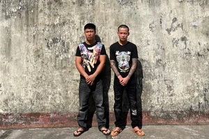 Phan Thái Nguyên và Nguyễn Văn Tuấn bị bắt tạm giam để điều tra về cho vay lãi nặng. Ảnh: HOÀNG DUNG