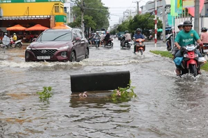 Quốc lộ 63, đoạn qua địa bàn TP Cà Mau bị xuống cấp nghiêm trọng sau khi bị ngập lụt