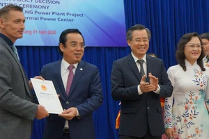 Lãnh đạo tỉnh Bạc Liêu trao quyết định chủ trương đầu tư cho nhà đầu tư dự án Nhà máy điện khí LNG vào tháng 1-2020