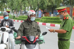 Lực lượng công an kiểm tra giấy đi đường người dân trên địa bàn tỉnh Bạc Liêu