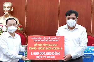 Bí thư Thành ủy TP Thủ Đức Nguyễn Văn Hiếu (bên trái) trao hỗ trợ Cà Mau kinh phí phòng chống dịch Covid-19