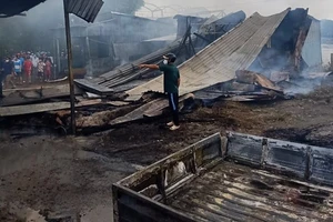 4 nhà dân bị thiêu rụi sau khi xe tải chở dầu bốc cháy