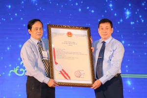Ông Trần Lê Hồng trao giấy chứng nhận chỉ dẫn địa lý sản phẩm tôm sú Cà Mau cho lãnh đạo Sở Khoa học và Công nghệ tỉnh Cà Mau