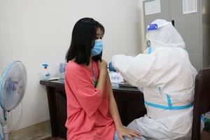 Tiêm vaccine ngừa Covid-19 cho học sinh Trường THPT Hồ Thị Kỷ (Cà Mau)