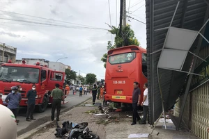 Xe khách Phương Trang mất lái tông vào quán cà phê làm 1 người tử vong, 4 người bị thương