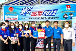 Chủ tịch Trung ương Hội sinh viên Việt Nam thăm, tặng quà đội hình “Tiếp sức mùa thi”