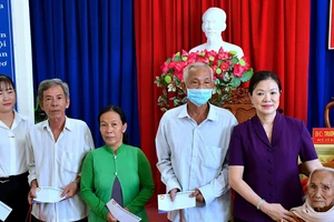 Lãnh đạo Ủy ban Trung ương MTTQ Việt Nam tặng quà gia đình chính sách tại Cà Mau