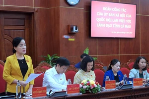 Nguyễn Thị Kim Thuý (đứng) phát biểu tại buổi giám sát thực hiện chuyên đề tại Cà Mau