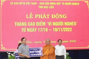 Ông Nguyễn Văn Hòa, Trưởng Ban Dân vận Tỉnh ủy, Chủ tịch Ủy ban MTTQ Việt Nam tỉnh Bạc Liêu (bìa trái) tiếp nhận ủng hộ quỹ Vì người nghèo. Ảnh: N.Q.