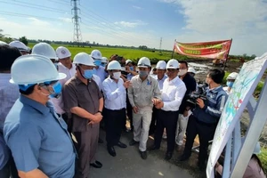 Bộ GTVT và đoàn công tác kiểm tra công trình cao tốc Mỹ Thuận - Cần Thơ. Ảnh: NGUYỄN LONG