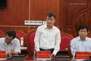 Phó Chủ tịch Thường trực Hội Nhà báo Việt Nam Nguyễn Đức Lợi (đứng) phát biểu ý kiến tại buổi làm việc