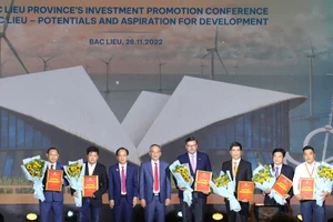 Lãnh đạo tỉnh Bạc Liêu trao quyết định chủ trương đầu tư và tặng hoa các nhà đầu tư