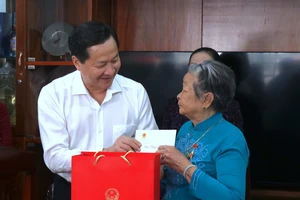Phó Thủ tướng Lê Minh Khái thăm, chúc tết và tặng quà gia đình chính sách, người lao động, gia đình nghèo tại Cà Mau