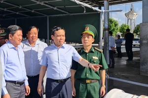 Phó Thủ tướng Trần Lưu Quang kiểm tra tình hình đánh bắt cá trái phép tại Cà Mau