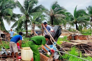 Bạc Liêu, Cà Mau: Giông lốc làm hơn 230 căn nhà hư hỏng, 1 người tử vong