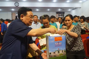 Chủ tịch Quốc hội Vương Đình Huệ thăm, tặng quà Tết tại Bạc Liêu