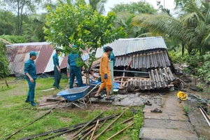 Dông lốc làm sập hàng loạt căn nhà ở Cà Mau, Bạc Liêu
