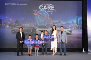 Ông Nguyễn Anh Tú, Tổng Giám đốc Hyundai Thành Công Việt Nam (bên trái) tham gia chương trình “Hyundai Care Day 2024” tại Cần Thơ