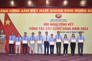 Đảng ủy Tổng công ty Sonadezi trao thưởng cho các tập thể, cá nhân xuất sắc trong công tác xây dựng Đảng năm 2023