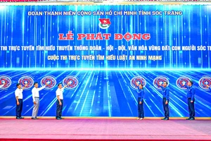 Các đại biểu thực hiện nghi thức phát động 2 cuộc thi trực tuyến 