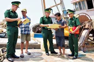 Bộ đội Biên phòng tỉnh Bà Rịa - Vũng Tàu phát tờ rơi tuyên truyền phổ biến pháp luật cho ngư dân về chống khai thác IUU