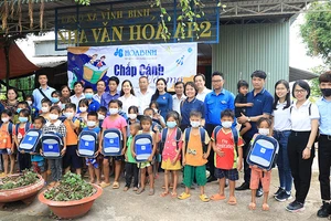 Tập đoàn Hòa Bình trao tặng 315 phần quà Chắp cánh ước mơ đến trẻ em vùng biên