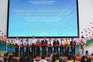 Ông Lê Viết Hải (ngoài cùng bên phải) - Chủ tịch Tập đoàn Xây dựng Hòa Bình cùng khách tham gia nghi thức cắt băng khánh thành trường