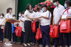 Hòa Bình trao tặng học bổng cho trẻ mồ côi do Covid-19 tại quận Bình Tân