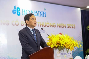 Ông Lê Viết Hải, Chủ tịch HĐQT Tập đoàn Xây dựng Hòa Bình chia sẻ với các cổ đông tại đại hội