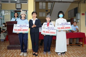 Công ty TNHH MTV XSKT Đồng Tháp hỗ trợ 30 triệu đồng cho 3 học sinh Trường THCS Trần Thị Nhượng, thành phố Sa Đéc
