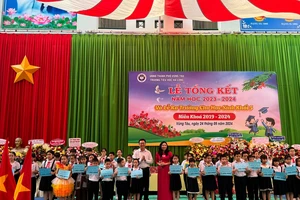 Công ty XSKT tỉnh Bà Rịa - Vũng Tàu trao 50 phần quà cho học sinh Trường Tiểu học Hạ Long