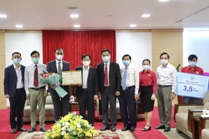 Đại diện P&G Việt Nam trao tài trợ hiện kim và hàng hóa hỗ trợ công tác phòng, chống dịch Covid-19
