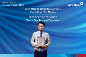 Ông Đàm Hồng Tiến - Giám đốc khối bán lẻ VietinBank vinh dự nhận 2 Giải thưởng “Dịch vụ ngân hàng di động tốt nhất - VietinBank iPay Mobile”