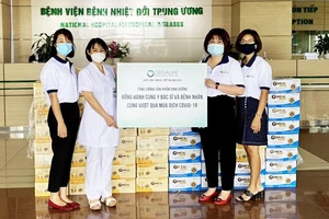 Đại diện Orgalife trao tặng sản phẩm dinh dưỡng tại Bệnh viện Bệnh Nhiệt đới Trung ương, Hà Nội 
